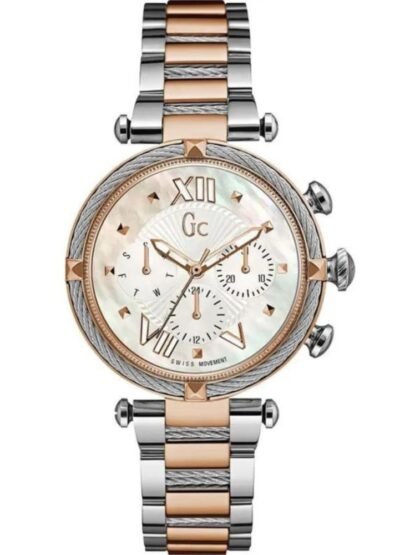 Marque: Guess Collection Modèle: Cablechic Boîtier: Diamètre : 38 mm Epaisseur : 11.5 mm Acier inoxydable Argent, doré Cadran: Verre : Minéral Blanc Bracelet: Largeur : 18 mm Acier inoxydable Argent, doré Etanchéité: 100 m (10 ATM) Type de boucle: Boucle déployante Détails techniques: Dateur