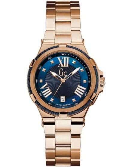 Marque: Guess Collection Modèle: Structura Cable Boîtier: Diamètre : 36mm Acier inoxydable Doré, gris Cadran: Verre : Minéral Bleu Bracelet: Acier inoxydable Doré Etanchéité: 100 m (10 ATM) Type de boucle: Boucle déployante Détails techniques: Dateur