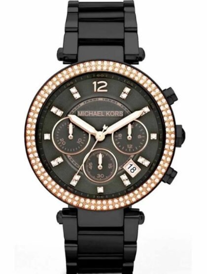 Marque: Michael Kors Modèle: Darci Boîtier: Diamètre : 39 mm Epaisseur : 11 mm Acier inoxydable Argent, doré Cadran: Verre : Minéral Noir Bracelet: Largeur : 12 mm Acier inoxydable Noir Etanchéité: 50 m (5 ATM) Type de boucle: Boucle déployante Détails techniques: Dateur Chronomètre
