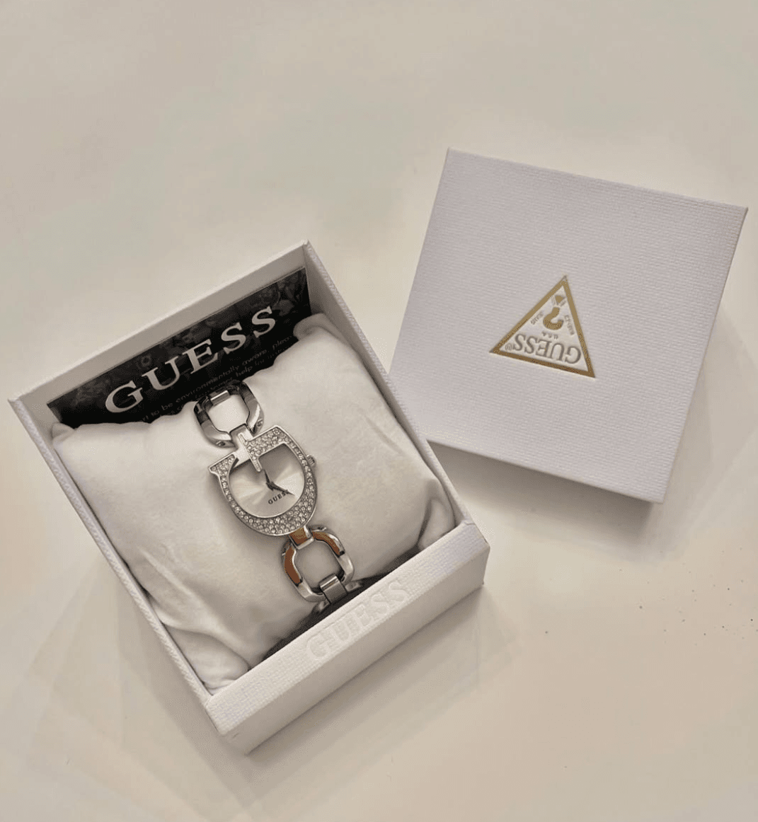 Montre Femme Guess GW0683L1 : L'Originalité du Boîtier en "G" Argenté – Image 2