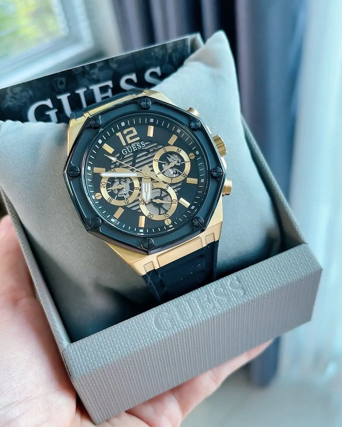 Montre Guess GW0263G1 Momentum montre homme dorée avec cadran noir et bracelet silicone noir - الصورة 5