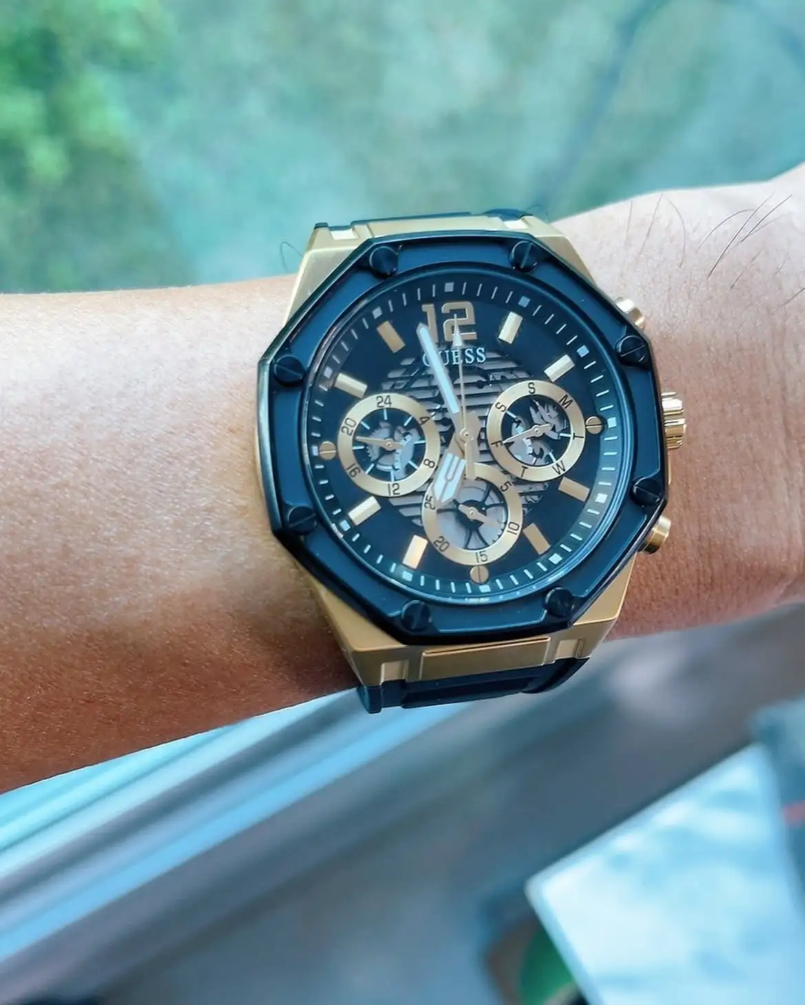 Montre Guess GW0263G1 Momentum montre homme dorée avec cadran noir et bracelet silicone noir - الصورة 6