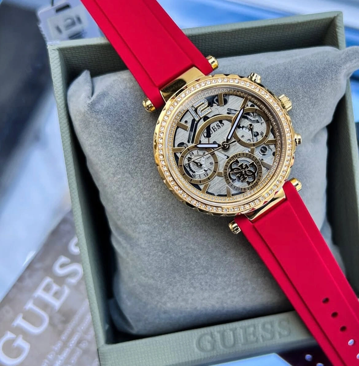 Montre Guess GW0484L1 Solstice montre femme dorée avec cadran transparent et bracelet rouge - الصورة 2