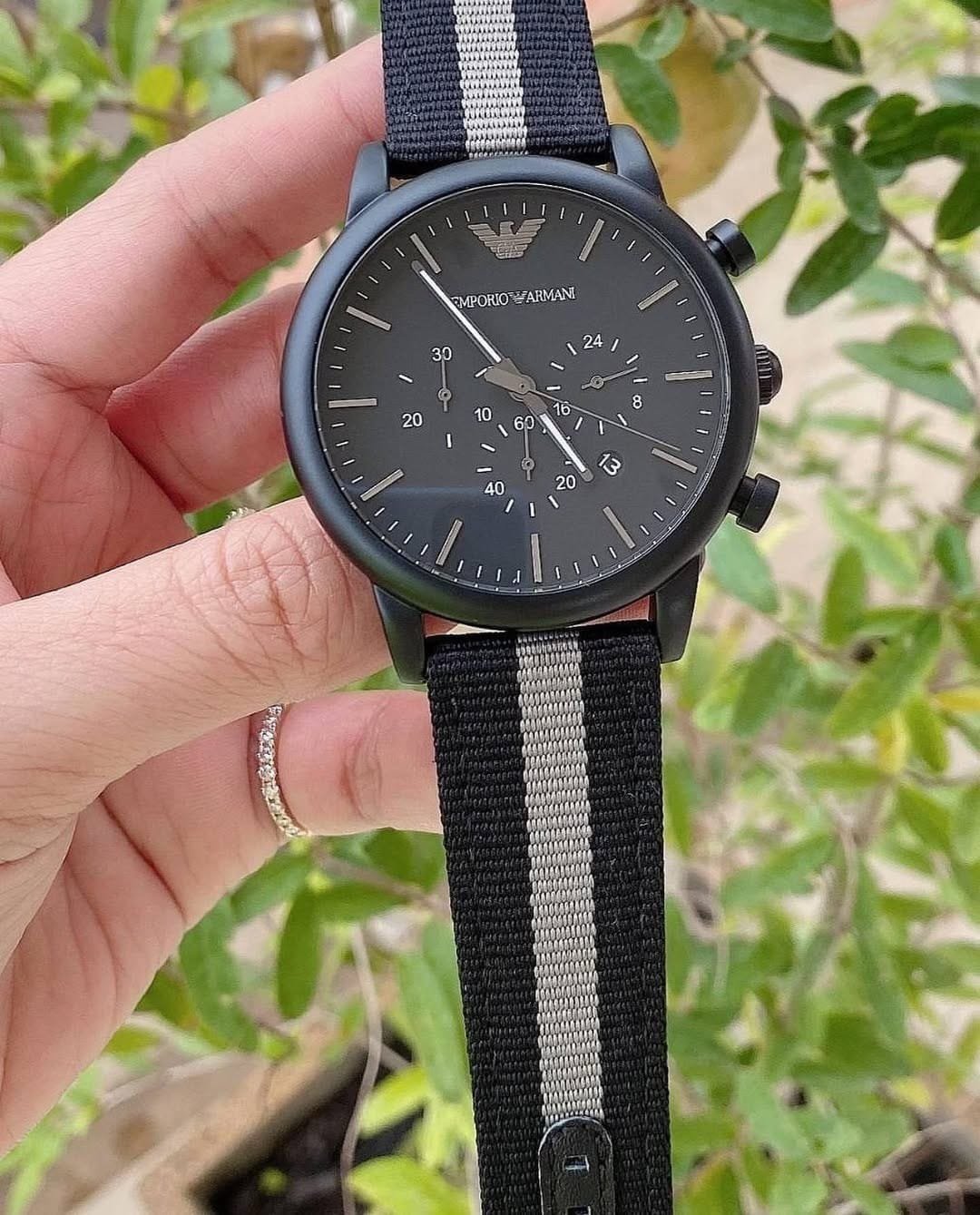 Montre Emporio Armani Luigi AR1948 Homme – Chronographe Noir Bracelet Tissu - الصورة 3