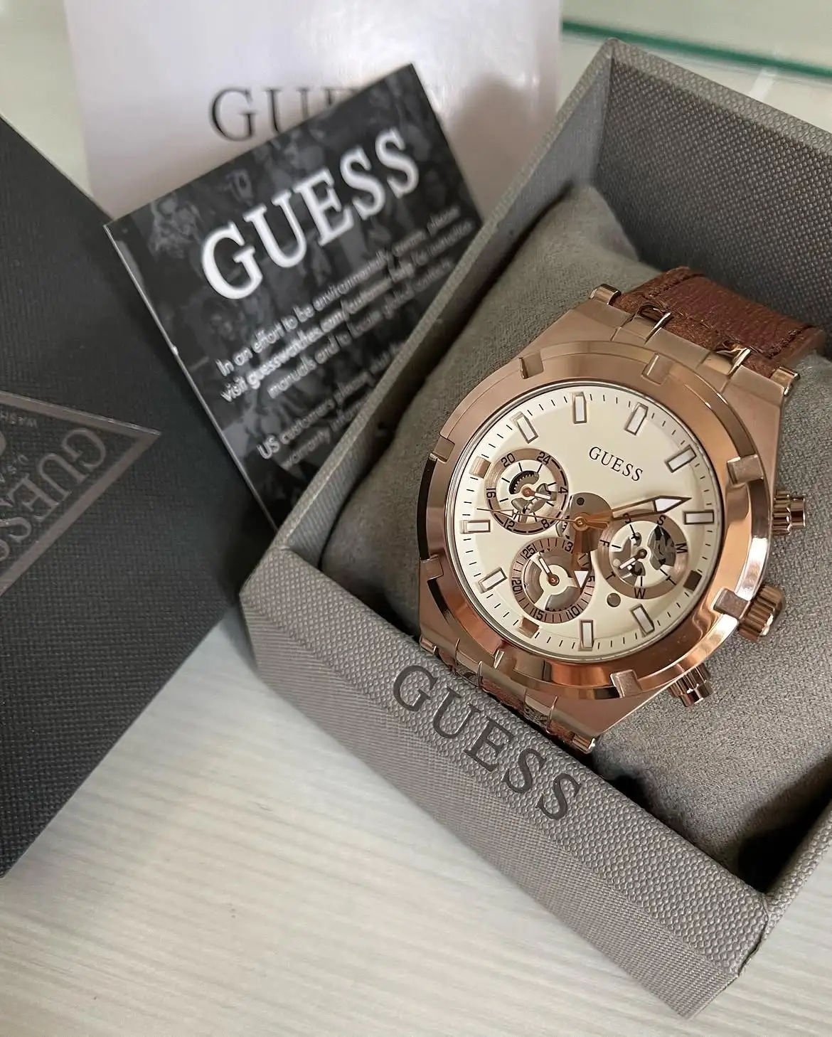 Montre Guess GW0262G3 Homme — Boîtier Acier 44 mm, Cadran Blanc Cassé & Bracelet Cuir Marron – Image 2