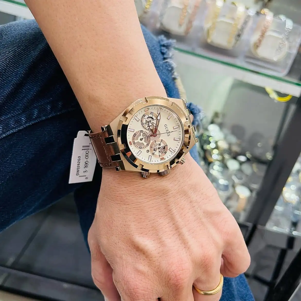 Montre Guess GW0262G3 Homme — Boîtier Acier 44 mm, Cadran Blanc Cassé & Bracelet Cuir Marron – Image 5