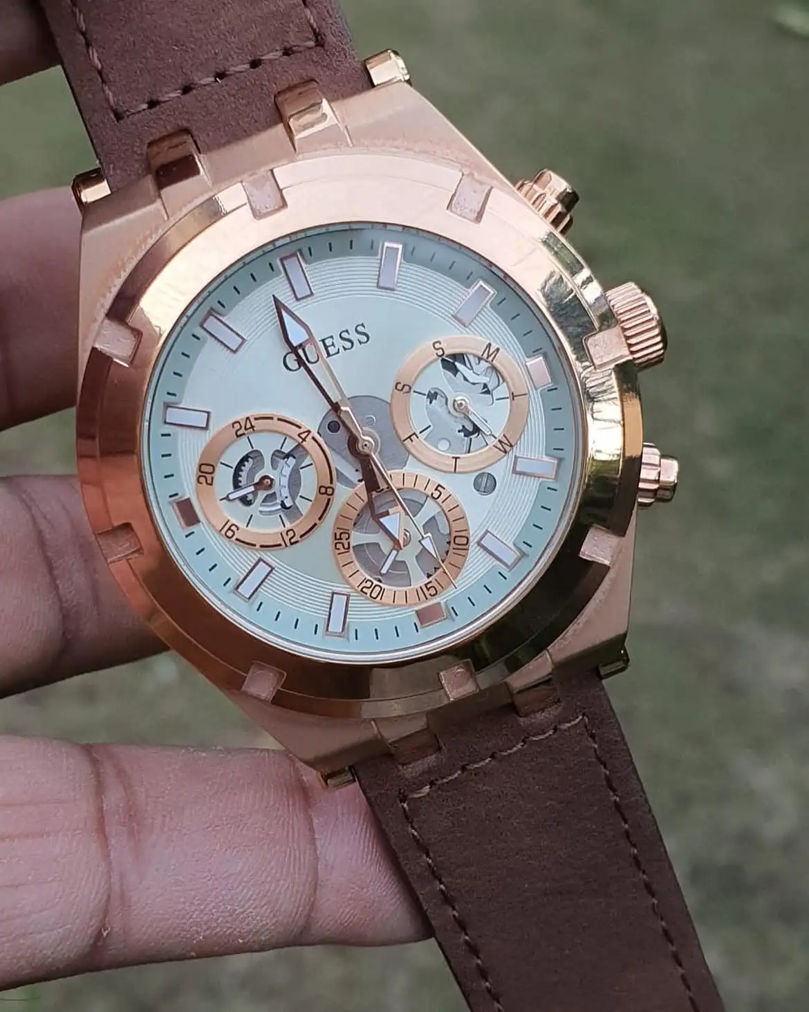 Montre Guess GW0262G3 Homme — Boîtier Acier 44 mm, Cadran Blanc Cassé & Bracelet Cuir Marron – Image 4