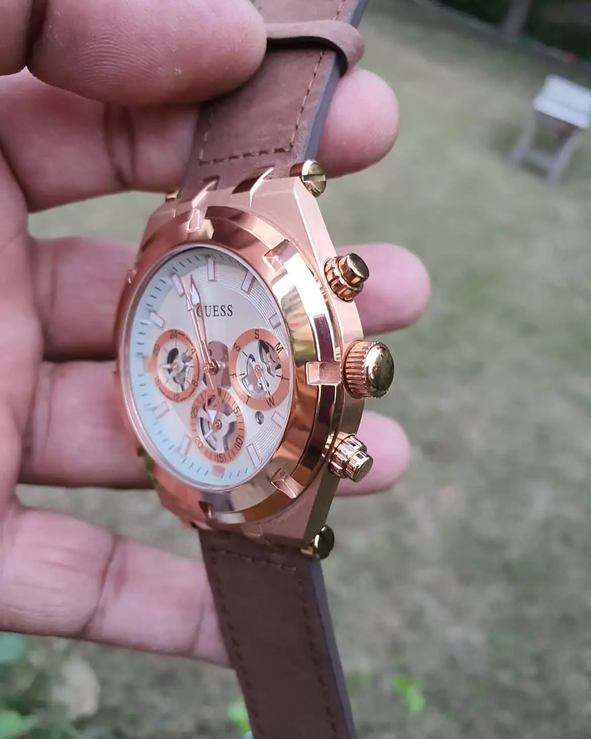 Montre Guess GW0262G3 Homme — Boîtier Acier 44 mm, Cadran Blanc Cassé & Bracelet Cuir Marron – Image 3