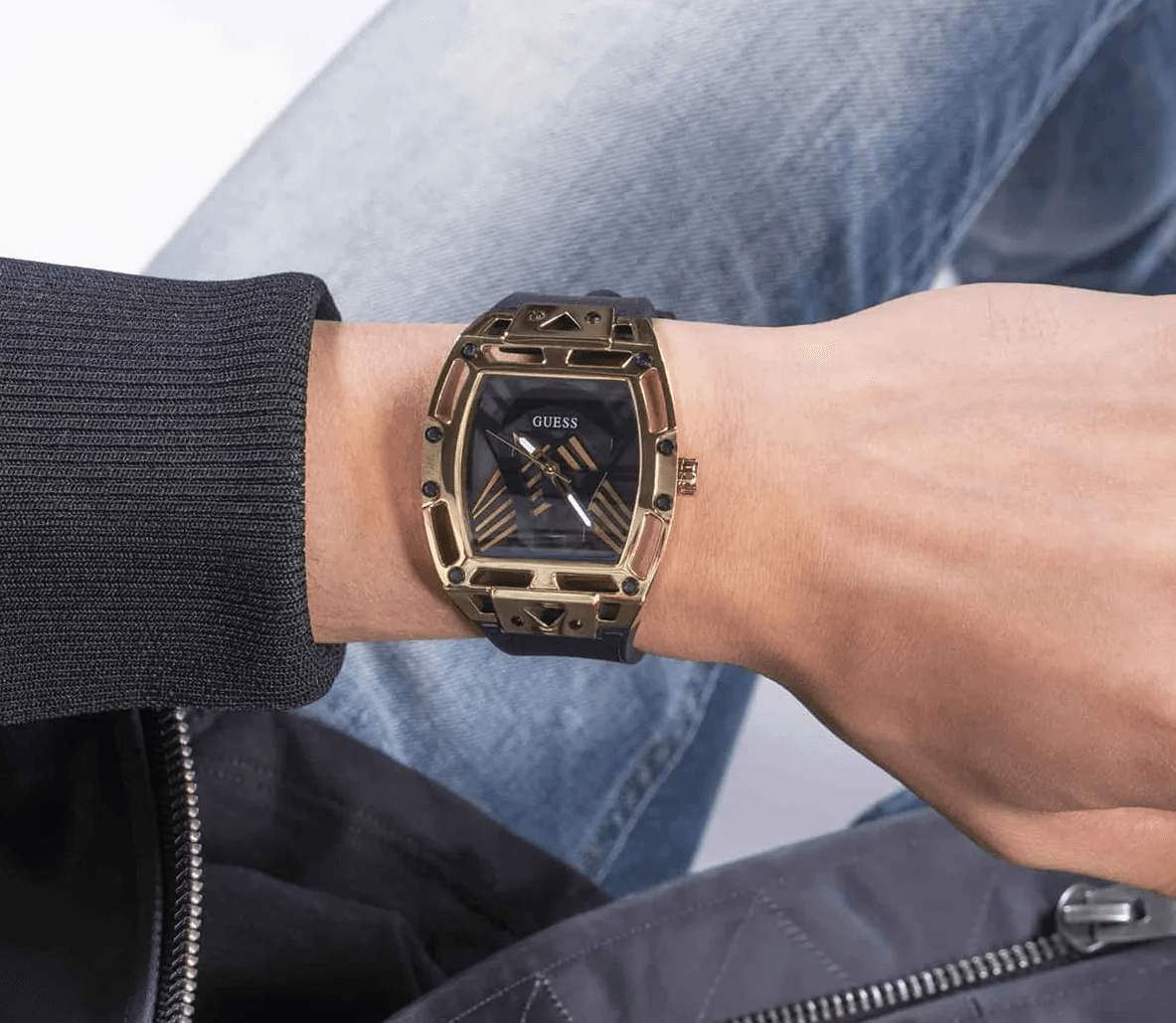 Montre Guess GW0500G1 Legend Homme Carrée Cadran Noir Bracelet Silicone Doré Quartz – Image 2