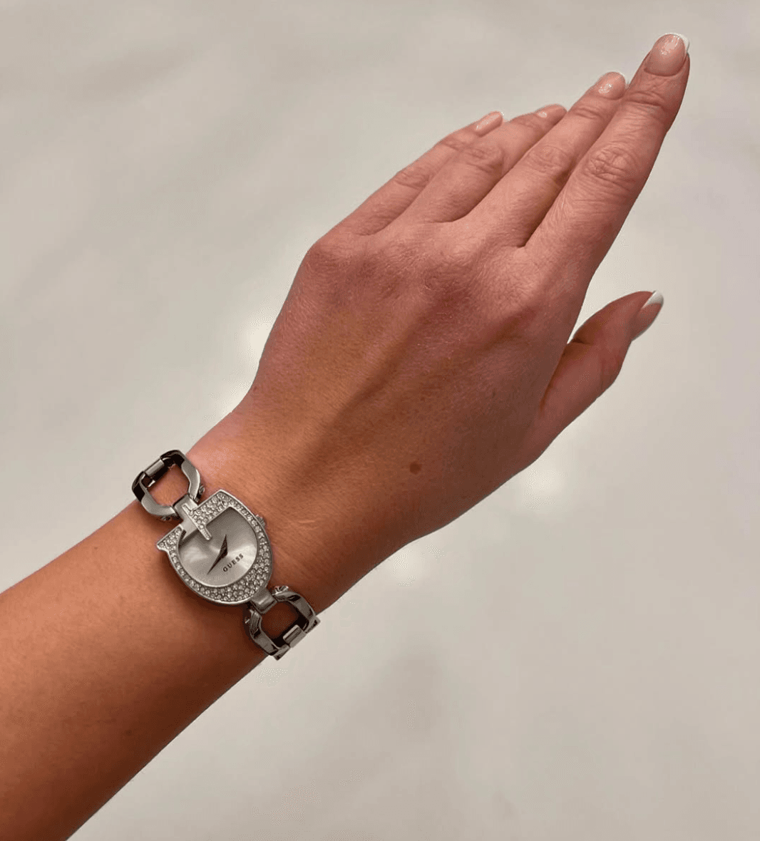 Montre Femme Guess GW0683L1 : L'Originalité du Boîtier en "G" Argenté – Image 3