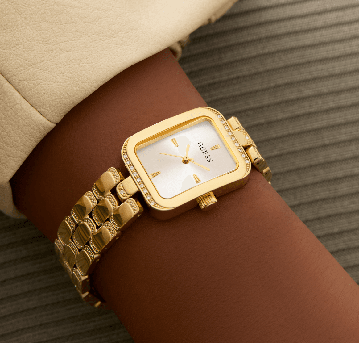 Montre Femme Guess GW0865L2 : L'Élégance Rectangulaire Dorée – Image 5